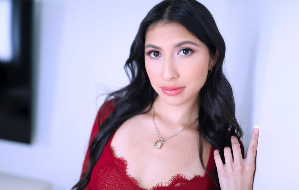 Penelope Woods Age, Bio Height, Career & Net Worth 2025